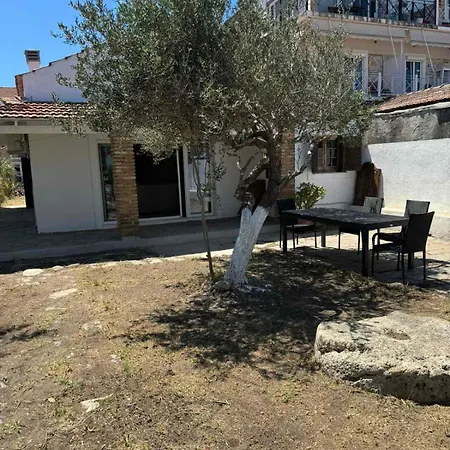 בית נופש Alex's Seafront לפקימי