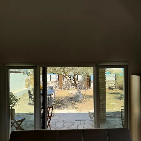 בית נופש Alex's Seafront לפקימי